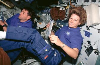 Eileen Collins’ Unlikely Journey to Turning into the First Girl to Command NASA’s Area Shuttle