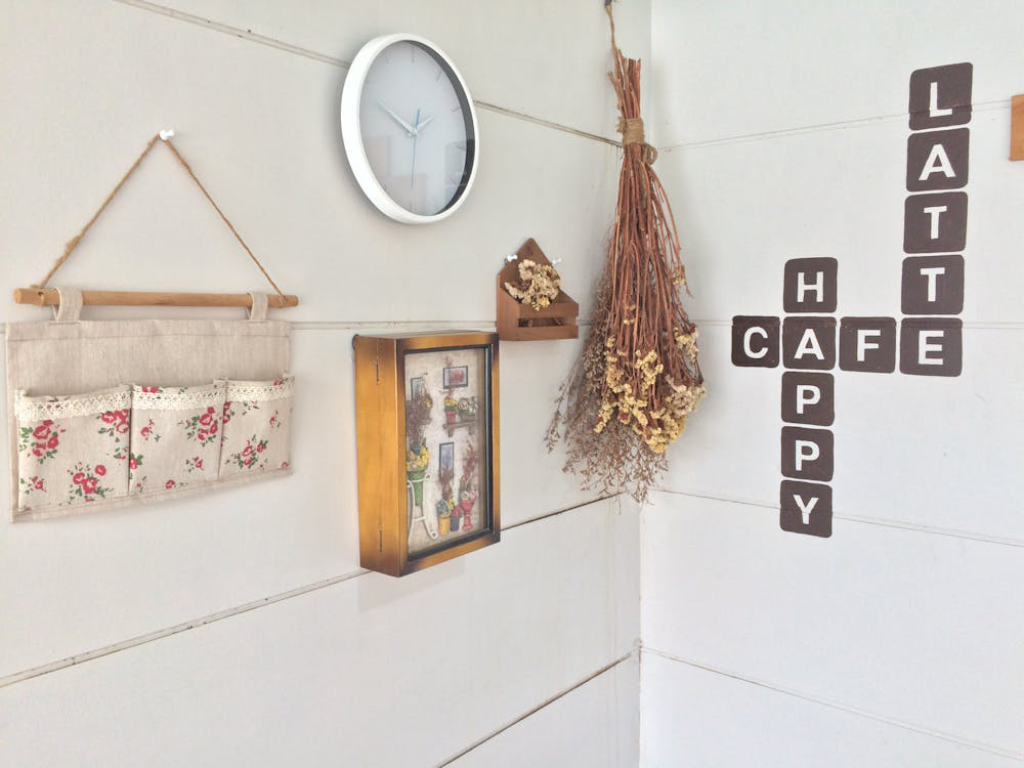  Wall hangings and décor items on a wall
