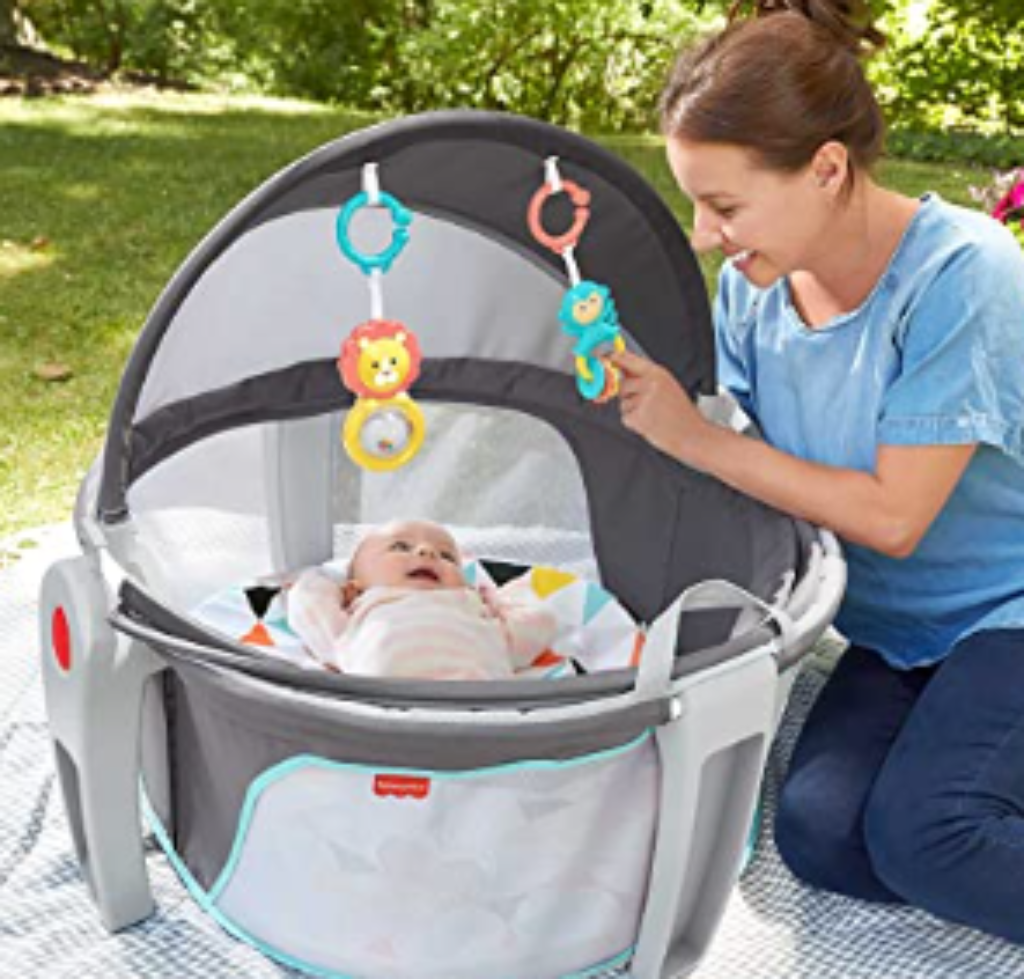 A complete newborn gift set featuring baby health and grooming items.
Caption: Essential gift set for infant care, from grooming to wellness support.